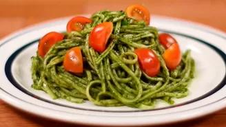 ¿Cómo preparar spaghetti con albahaca y tomate? Receta paso a paso