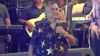 Tony Rosado reaparece en concierto y se excusa: "Es normal allá esos shows"
