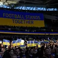Wembley se vistió de azul y amarillo en apoyo a Ucrania en final de Copa de la Liga