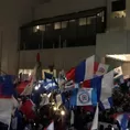 Cruz Azul: Hinchas realizaron &#39;banderazo&#39; afuera del hotel de concentración