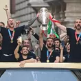 Italia recorre Roma con un bus descubierto para celebrar la Eurocopa