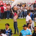 Suspenden partido entre Querétaro vs. Atlas por pelea de barras en pleno campo de juego