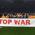 Ucrania: &quot;Paren la guerra&quot;, piden en el Napoli vs. Barcelona con una pancarta