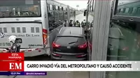 Metropolitano: Auto invadió carril exclusivo y quedó atrapado entre dos buses