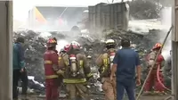 Reportan incendio en fábrica de colchones en Villa El Salvador
