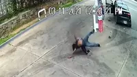 YouTube: Anciano pelea a puño limpio con un ladrón para evitar el robo de su auto