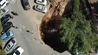 YouTube: Enorme cráter surge de improviso en un estacionamiento y se 'traga' un auto