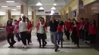 YouTube: un profesor baila por los pasillos de una escuela junto a sus estudiantes
