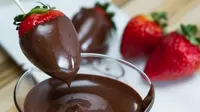 Receta: Cómo preparar fresas bañadas en chocolate derretido