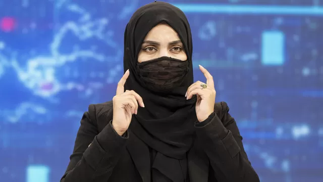 Presentadoras de TV en Afganistán deben salir con el rostro cubierto