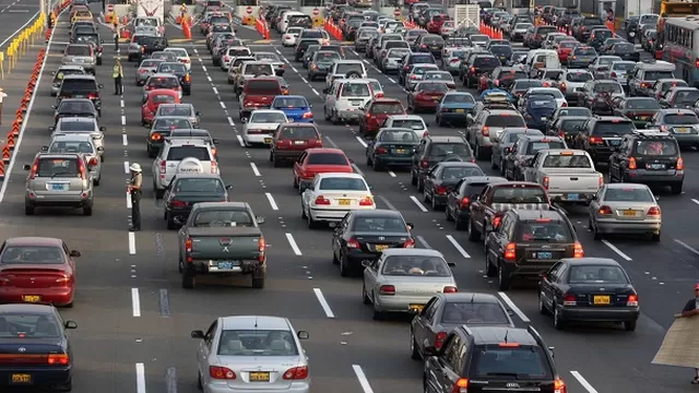 Miles de vehículos saldrán de la capital por Año Nuevo. Foto: Andina