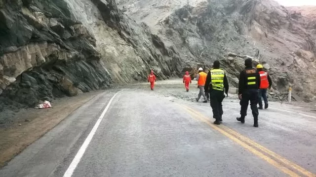 La vía quedó bloqueada tras el desprendimiento de rocas. Foto: Referencial/Andina