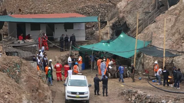 Bomberos apoyan en labores de rescate de mineros. Foto: América Noticias