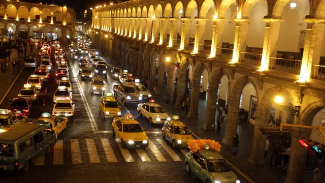 Taxis formales como informales pagarán multa por ingresar al Centro. Foto: andina