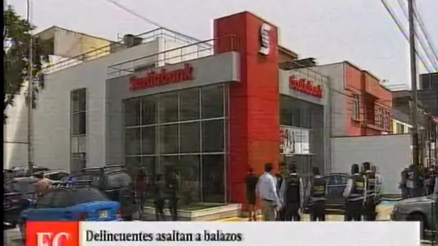 Surco: cámara captó auto en el que llegaron los delincuentes a agencia bancaria