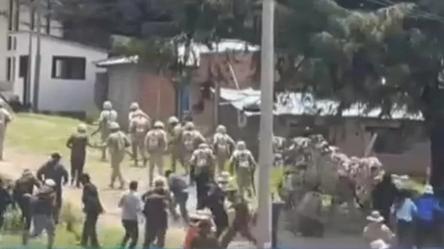 Así fueron atacados los soldados por manifestantes en Puno