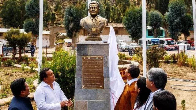 Ollanta Humala inauguró busto en su honor en Oyolo, Ayacucho. Foto: Twitter @Pedro_vrae