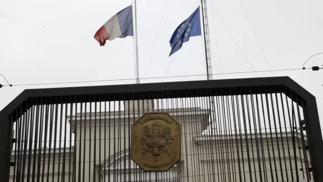  La Alianza Francesa también luce su bandera a media asta / Foto: Andina