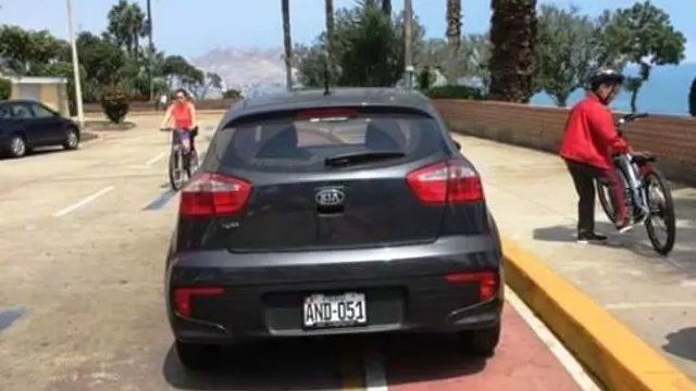 Auto invade ciclovía de Barranco para parquearse. Foto: Twitter @waldito_romero