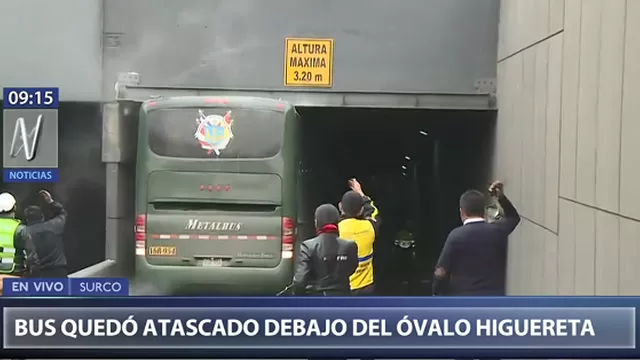 Surco: bus quedó atascado debajo del óvalo Higuereta