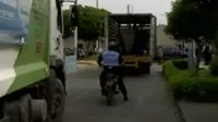 Policía Nacional resguarda camiones recolectores de basura para limpieza en el Callao