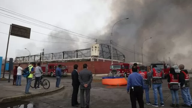 Se aviva el fuego en los almacenes de la empresa Pamolsa. Foto: Agencia Andina
