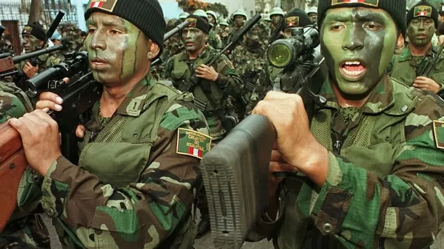   En la imagen vemos a un grupo de militares que participó en la operación "Chavín de Huántar", la cual permitió rescatar a los rehenes de la residencia del embajador de Japón en el Perú en 1997 / Foto: AFP