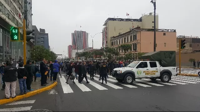 Manifestantes fueron controlados por la Policía en la avenida Abancay