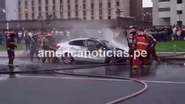 Incendio de auto caus&oacute; alarma en el Cercado de Lima.
