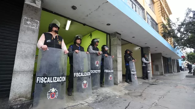 Policías resguardaron locales clausurados. Foto: Municipalidad de Lima