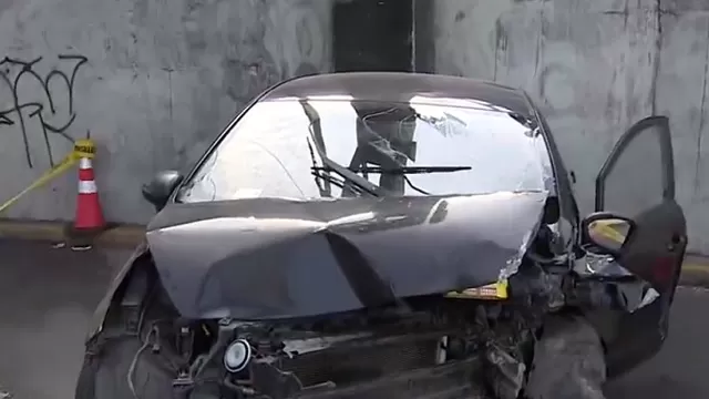 Cercado de Lima: hombre muere tras chocar su auto con un panel de tránsito