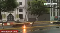 Cercado de Lima: Poste bloquea una vía de la Av. Garcilaso de la Vega