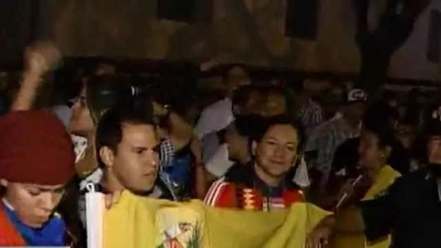 Venezolanos protestan frente a su embajada. Foto: captura de TV