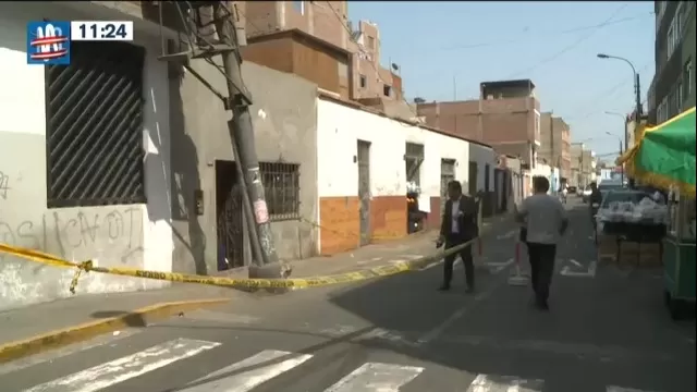Cercado de Lima: Vecinos en alerta por poste a punto de caer