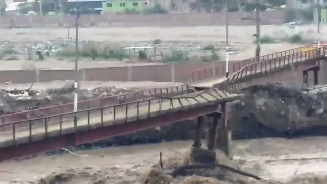 Puente colapsado por huaicos. Foto: Agencia Andina
