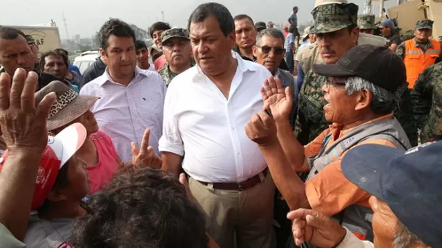 Ministro Jorge Nieto con damnificados. Foto: Andina