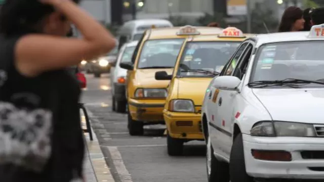 Al momento de abordar un taxi en la calle, debe fijarse en cinco detalles claves. Foto: Andina