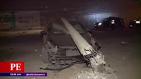 Conductor huye tras impactar su vehículo contra un poste de luz