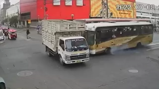 Congestión vehicular por choque de camión con bus