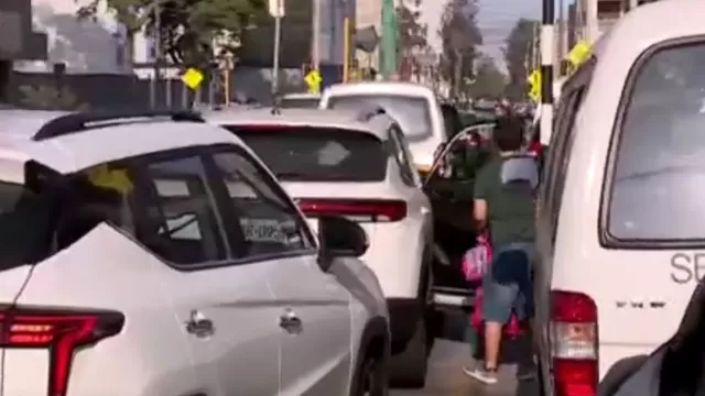 Congestión vehicular en los exteriores de colegios de Lima afecta tránsito en horas de la mañana