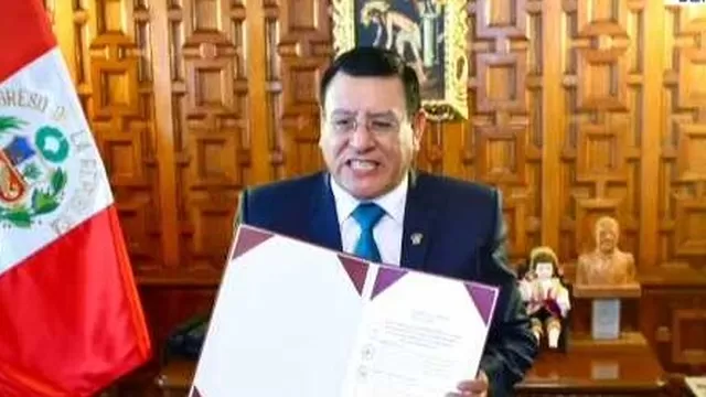 Presidente del Congreso firmó autógrafa de ley de retiro de AFP