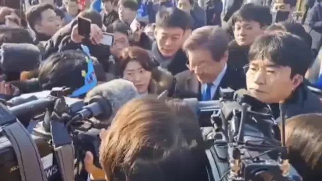 Corea del Sur: Apuñalan a político opositor en medio de conferencia