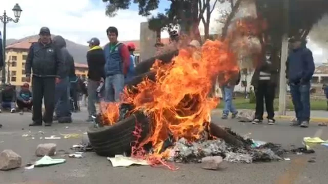 Protestantes bloquean carretera. Foto: Referencial/América Noticias