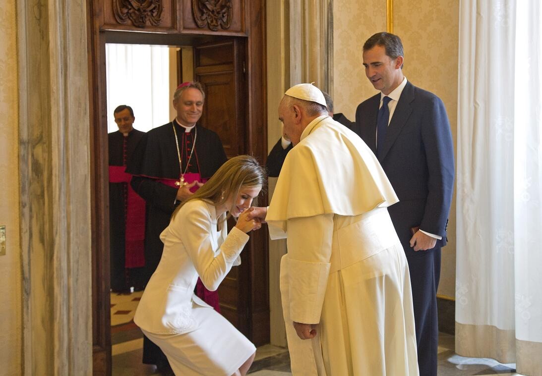 Foto: AFP / Reina Letizia Ortiz, esposa de Felipe VI, rey de España, vestida de blanco y besando el anillo del papa Francisco.