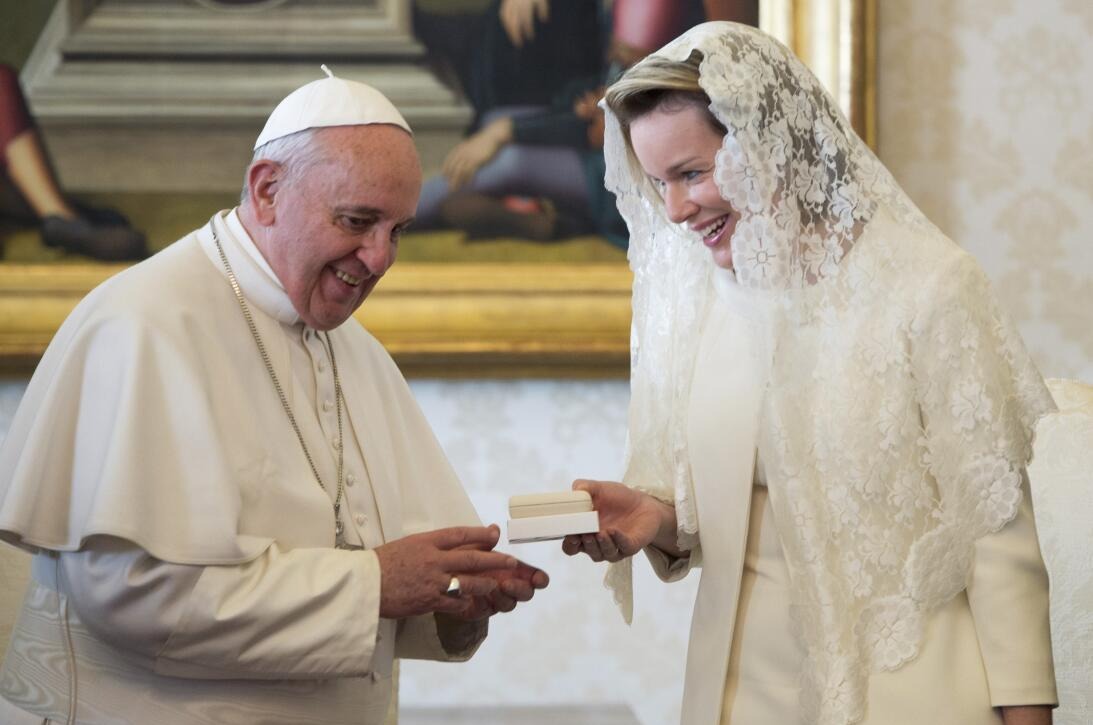 Foto: AFP / La reina Matilde de Bélgica vestida de blanco visita al papa Francisco.