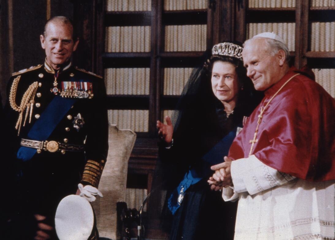 Foto: AFP / La reina Isabel II de Inglaterra no es católica, pero cumplió el protocolo.