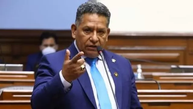Esdras Medina presentó su carta de renuncia a la bancada de Somos Perú