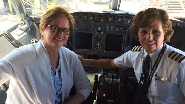 Primera oficial de la aerolínea saludó a Nancy Lange