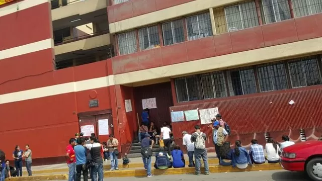 Alumnos de la universidad Villarreal protestaron
