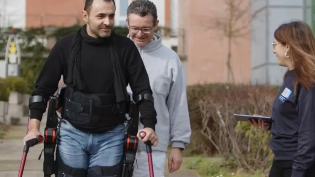 Exoesqueleto permite a personas discapacitadas caminar y ponerse de pie. Foto: Istituto Italiano di Tecnologia